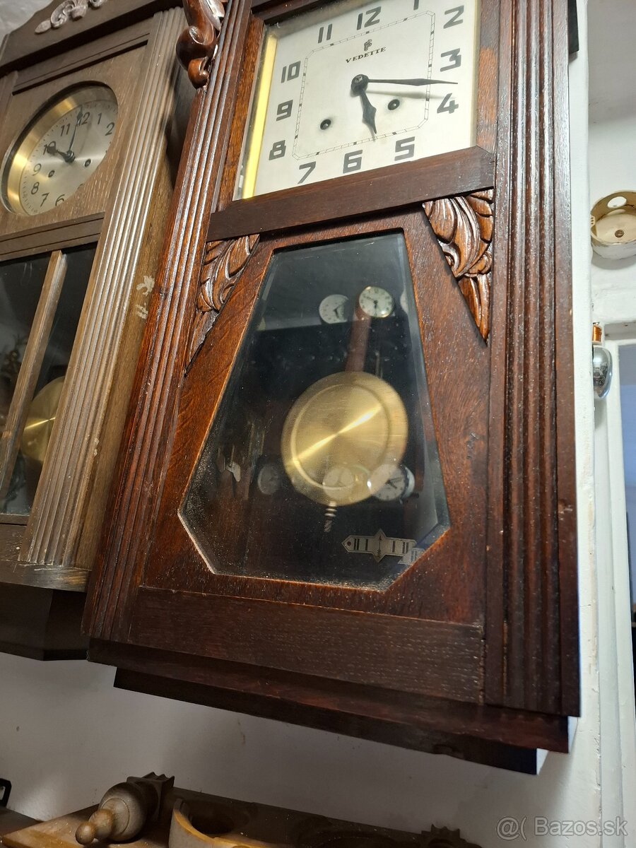 Predám funkčné polbicie starožitné nástenné hodiny VEDETTE F - 6