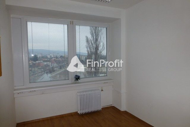 Kancelária s parkovacím miestom zdarma na prenájom - 15,6 m2 - 6