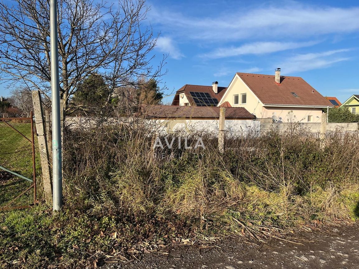 NA PREDAJ: stavebný pozemok 606m2 - Dvorníky - 6
