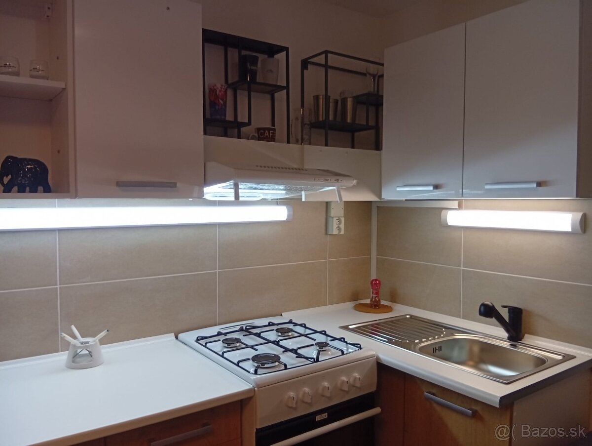 PRENAJMEM ZREKONŠTRUOVANÚ GARSÓNKU V KE-FURČA - 6