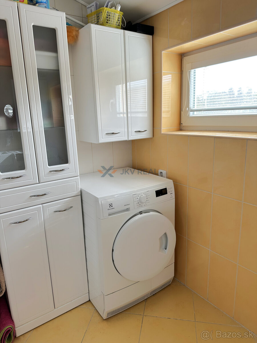 Priestranný 5-izbový rodinný dom s dvoma garážami a záhradou - 6