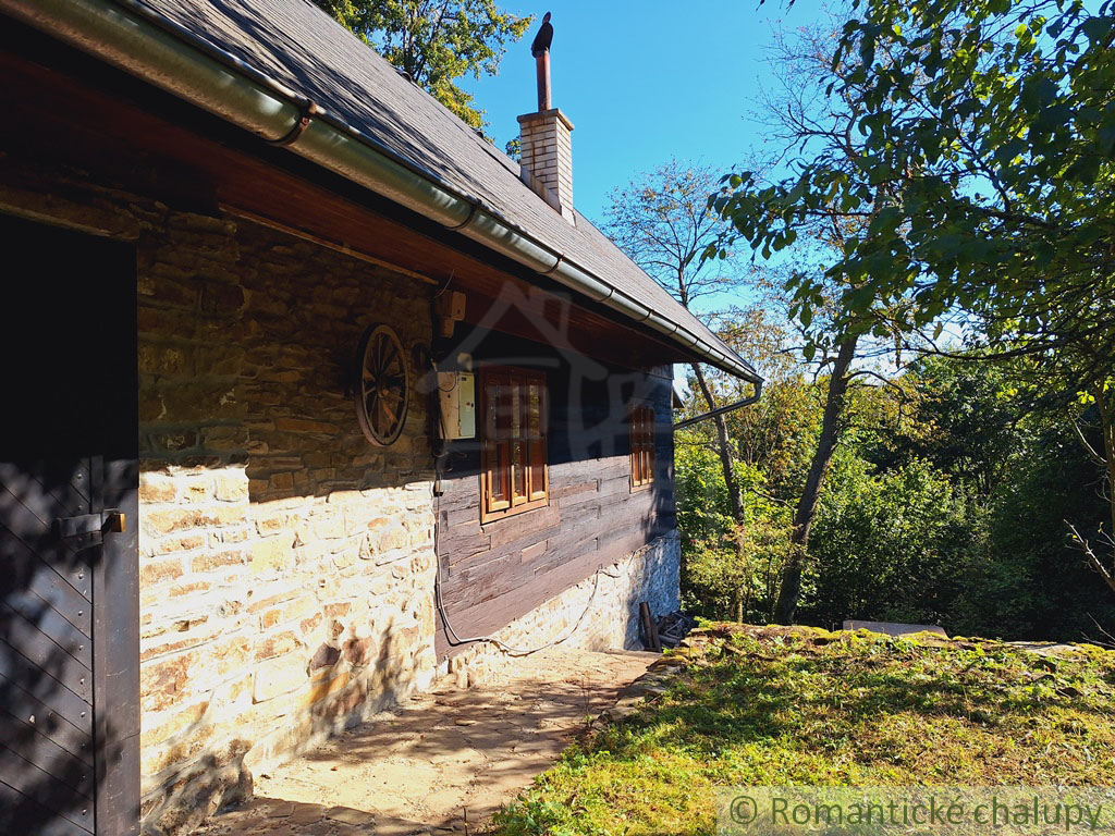 Tradičná zrekonštruovaná drevenica na okraji obce Nesluša. - 6
