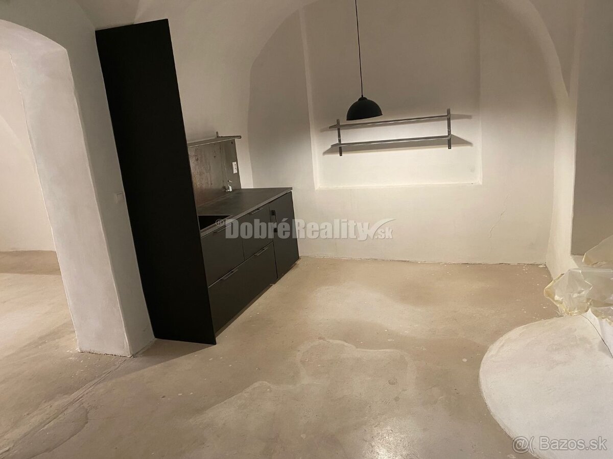 Na prenájom obchodný priestor v historickom centre mesta Ban - 6