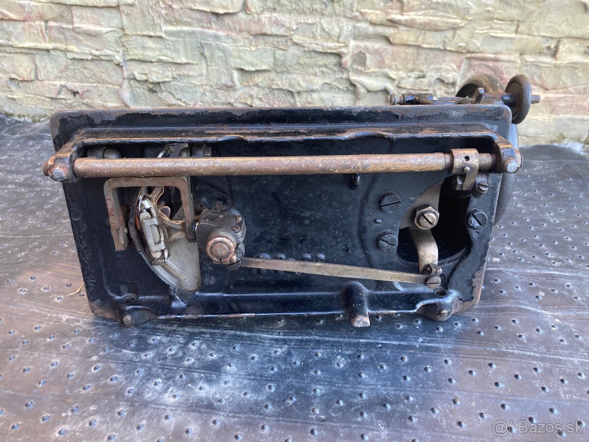 Starý šijací stroj PFAFF - 6