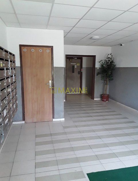 PREDAJ - 2- izbový byt s loggiou na Drobného ulici v Dúbravk - 6