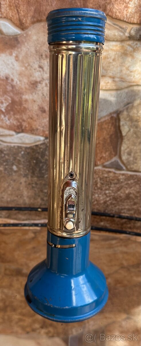 Retro věci - popelníky, bakelitové rádio, lampa,baterky - 6