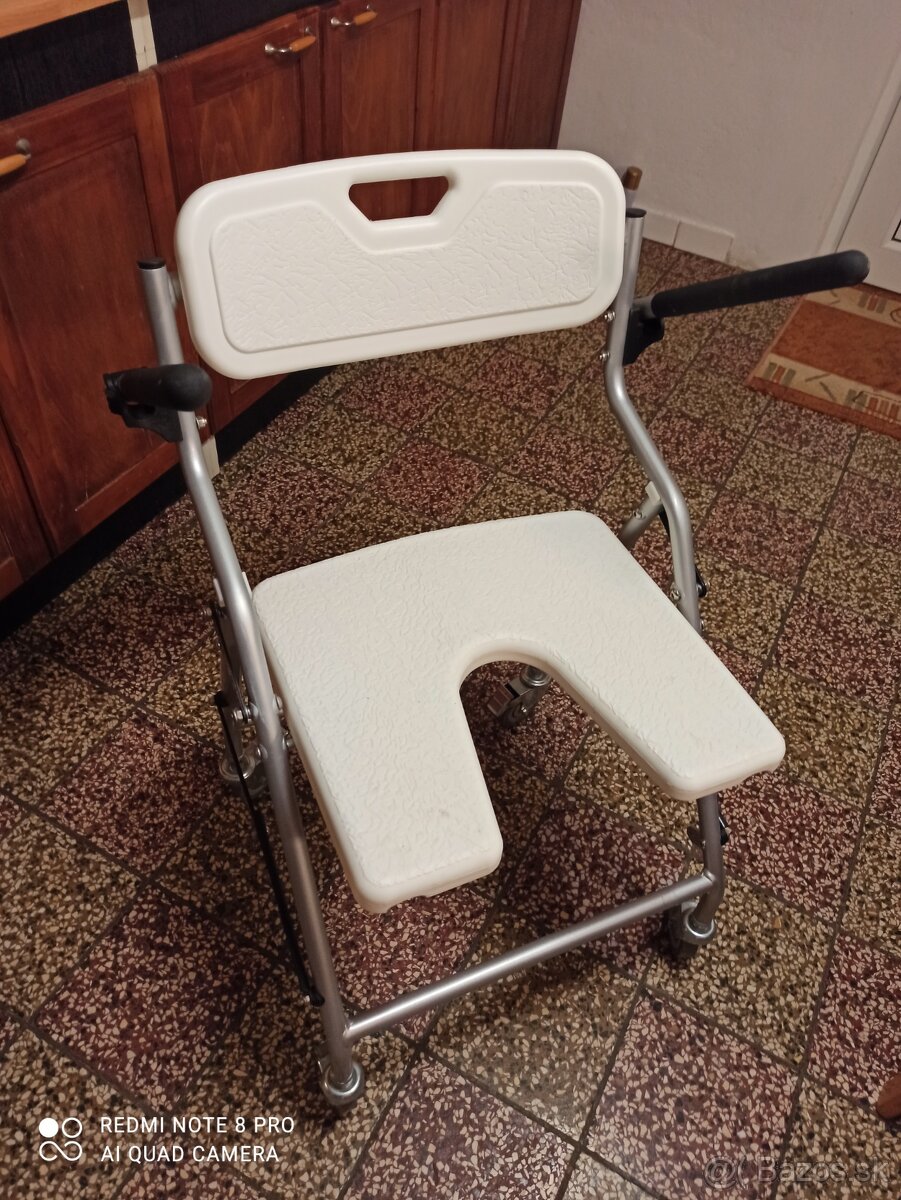 Sprchovacia pojazdná stolička. - 6