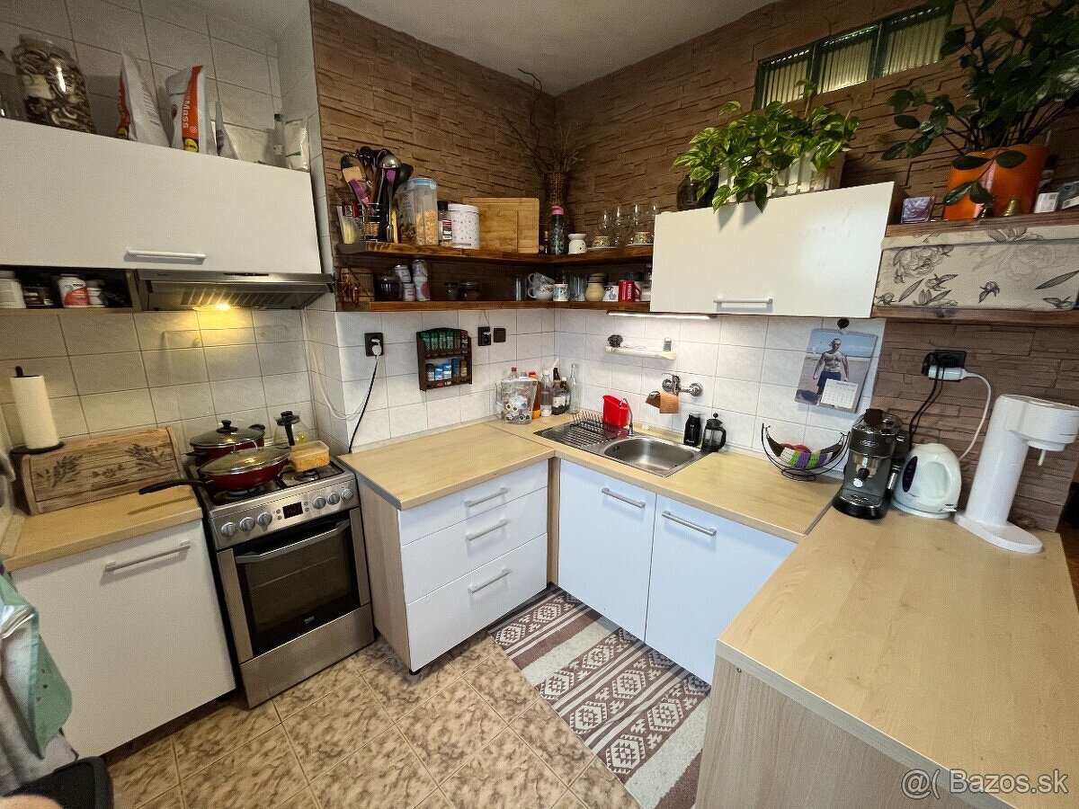 Priestranný trojizbový byt s balkónom – Lučenec - 6