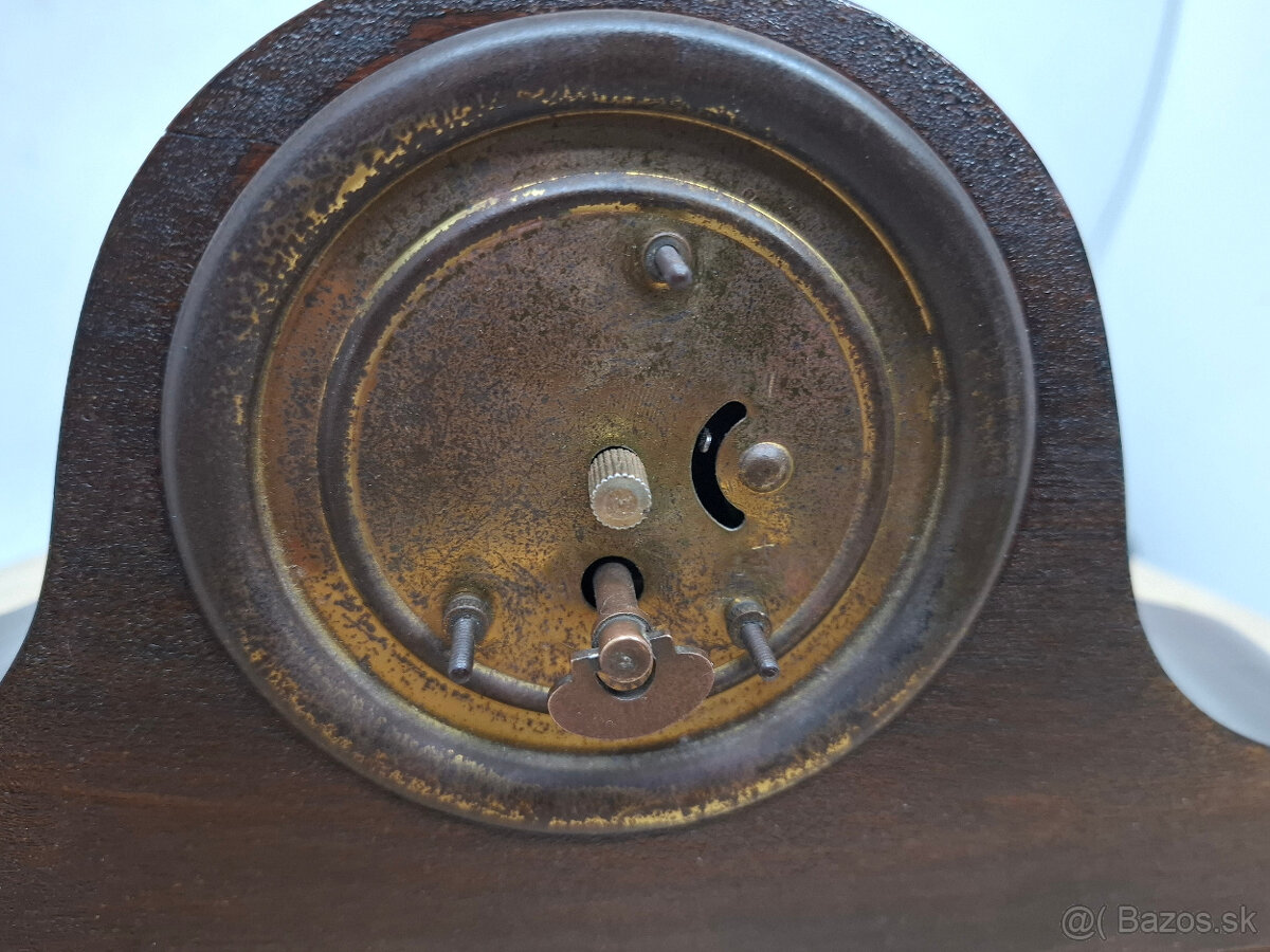 Predám funkčné minikomodové hodiny z 20tych rokov Intarzovan - 6