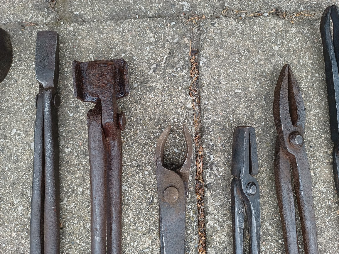 Kováčske kliešte ,náradie,kladiva ,sekera,nebožiec 21 - 6