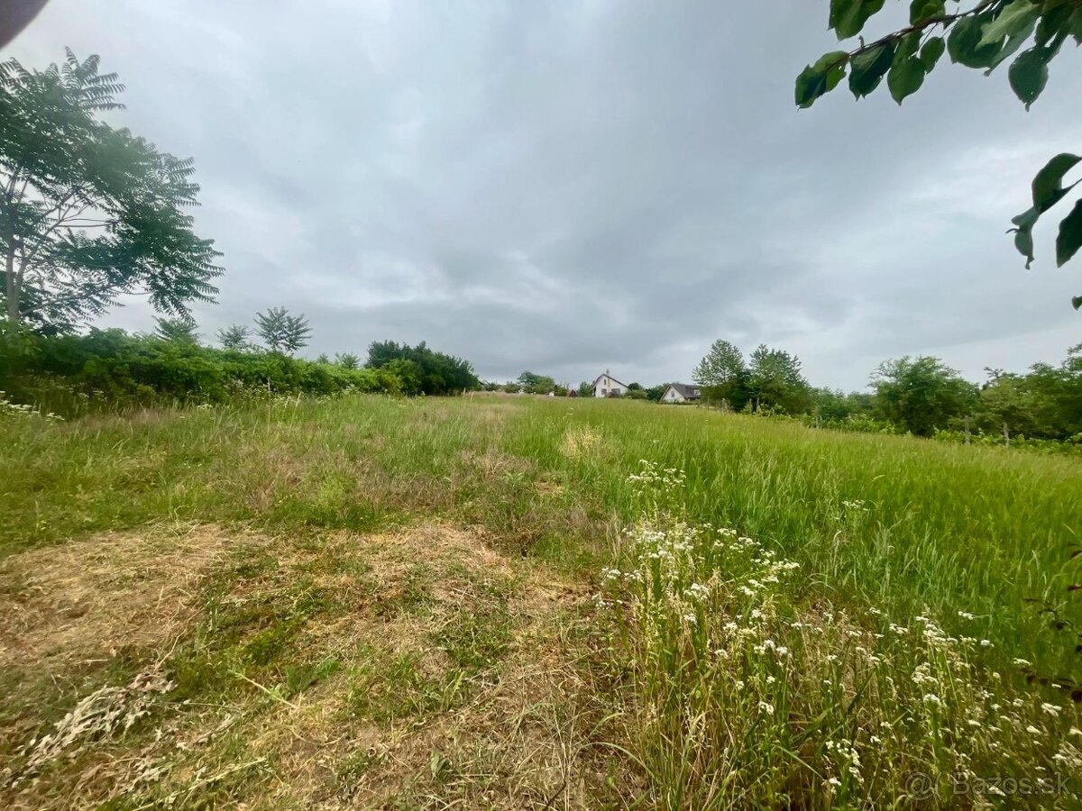 🌄 Idylický pozemok s panoramatickým výhľadom na Levice — vý - 6