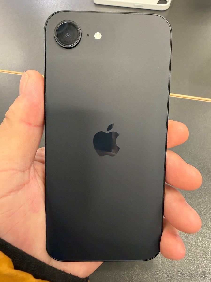 iPhone 16e - 6