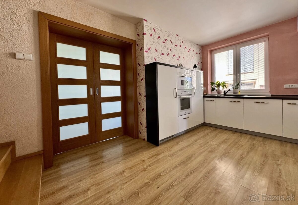 Na predaj komfortný 6-izbový rodinný dom s garážou - 6