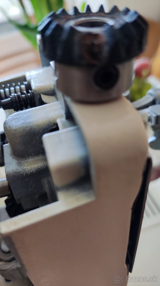 Kufrikovy šijací stroj Singer - 6