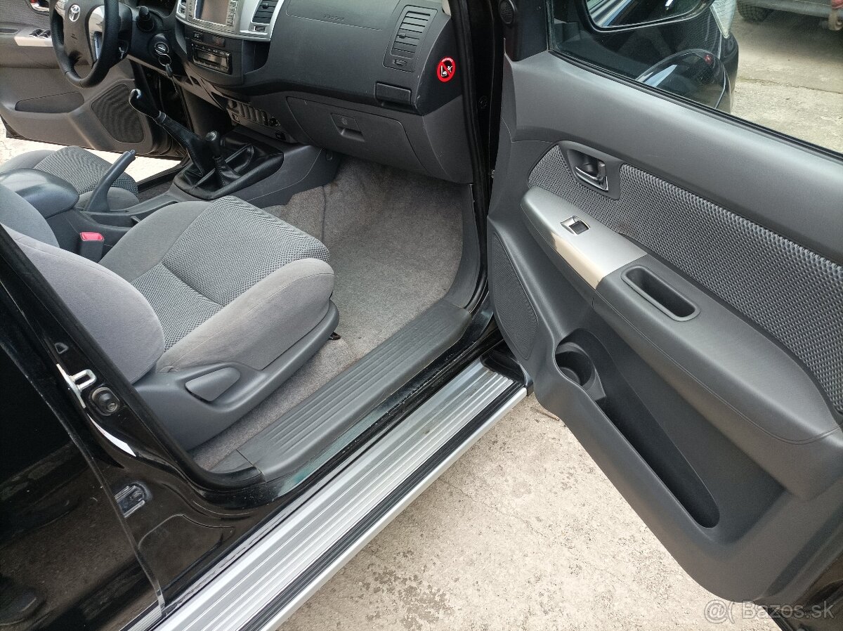 toyota Hilux 3.0 4x4 manuál - 6