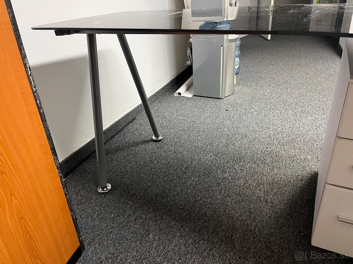 Sklenený kancelársky stôl s kovovými nohami a zásuvkovou skr - 6