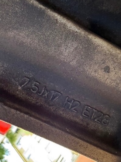 Predám peknú zimnú sadu Audi - 6