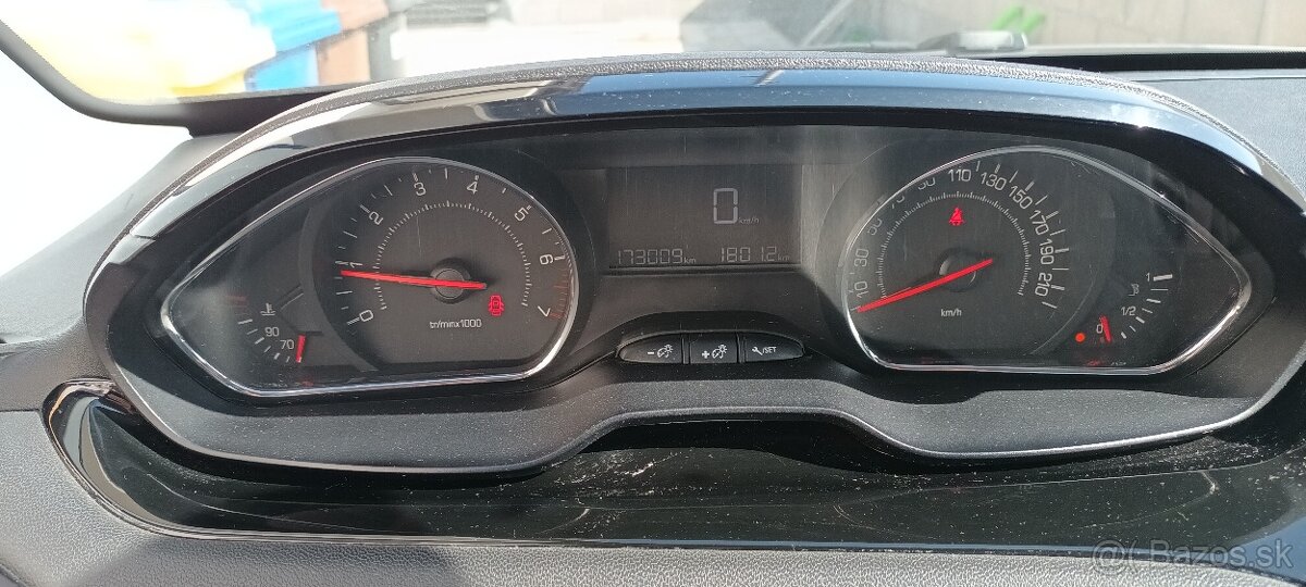 Peugeot 208 - 6