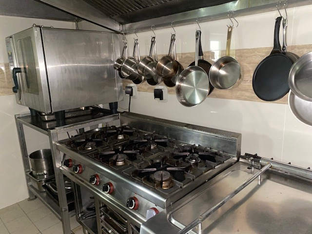 Prenajmem ( predám ) zabehnutý hotel pri R1 medzi BB ZV - 6