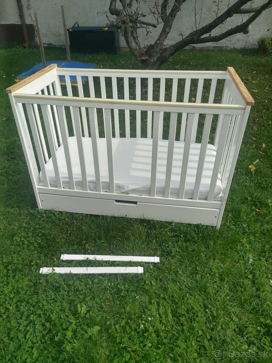 Biela drevená postieľka + nepremokavá plachta - 6