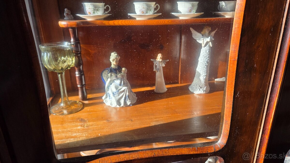 strožitná vitrína - 6