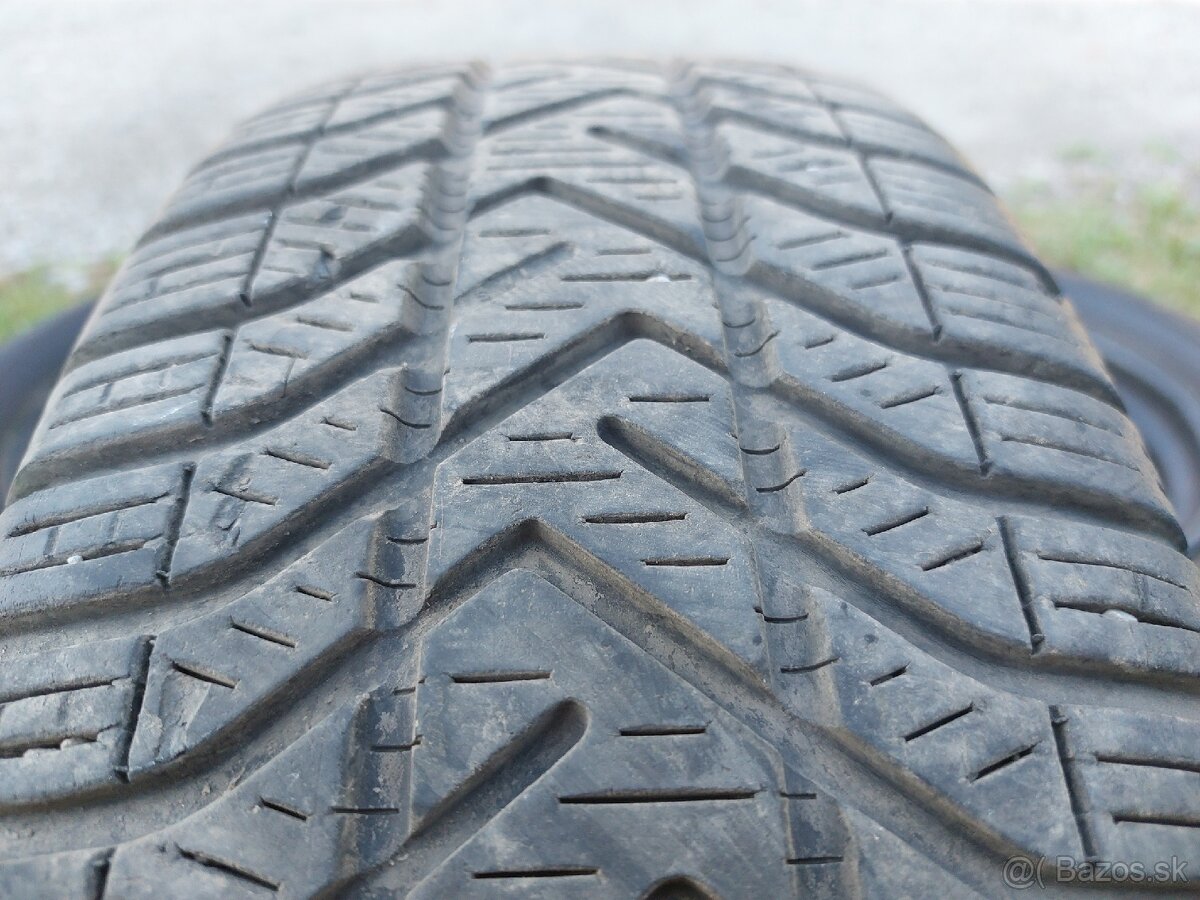Zimné pneu Pirelli 195/65 R15 + disky
- 6