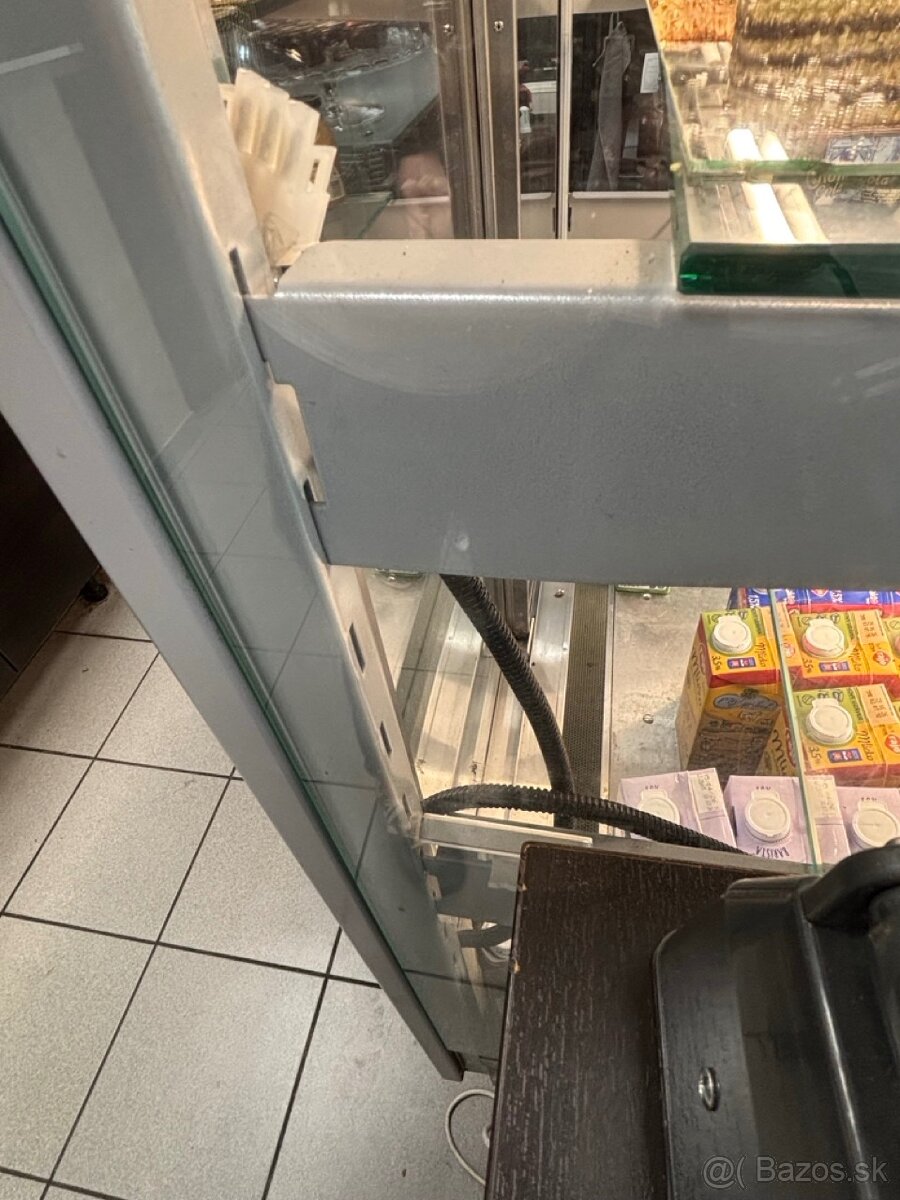 Vitrína na zákusky do prevádzky - 6