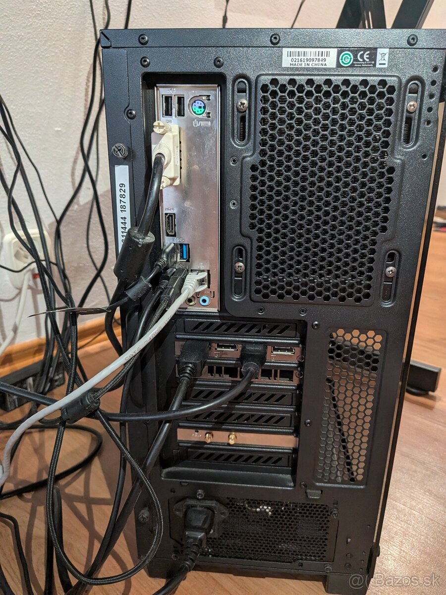 Kompletná herná zostava – PC + 3 monitory + príslušenstvo - 6