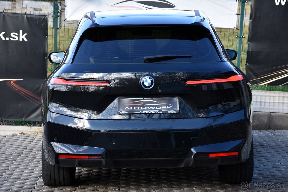 BMW iX xDrive40 PANORAMA ZÁRUKA SR DPH 2023 SOH - 98,5 % - 6
