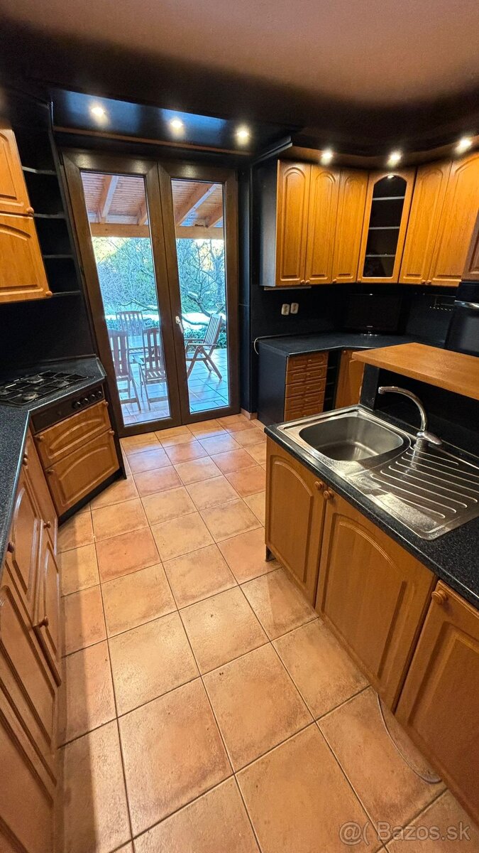 Nadštandardný 6-izbový rodinný dom s veľkou záhradou - 6