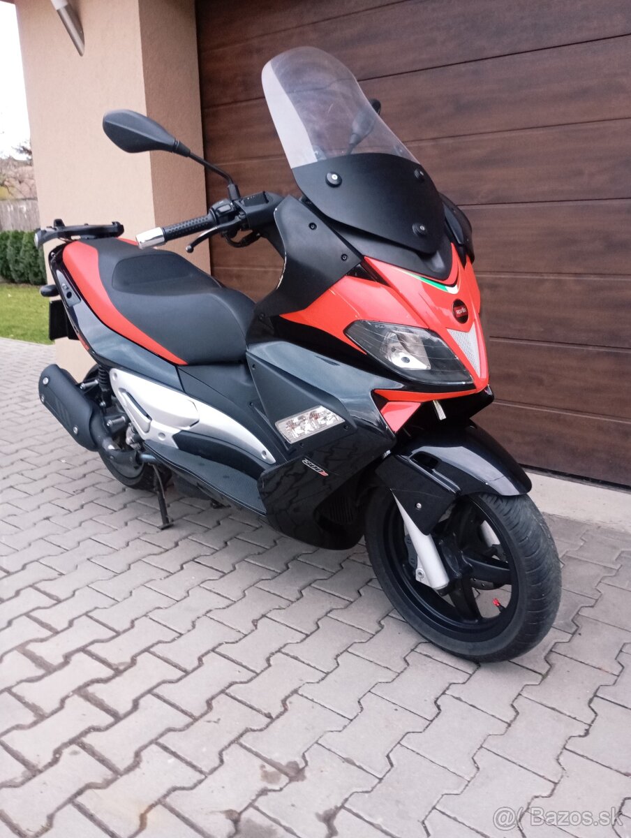 Aprilia SR Max 300 - 6