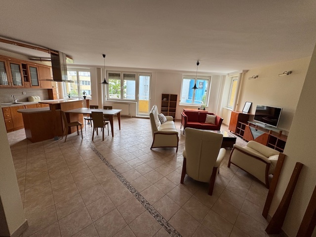 Veľký 3-izbový byt (pôvodne 4-izb.) s parkingom, BA I - 6