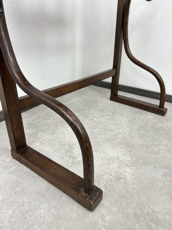 Vešiaková stena THONET - 6