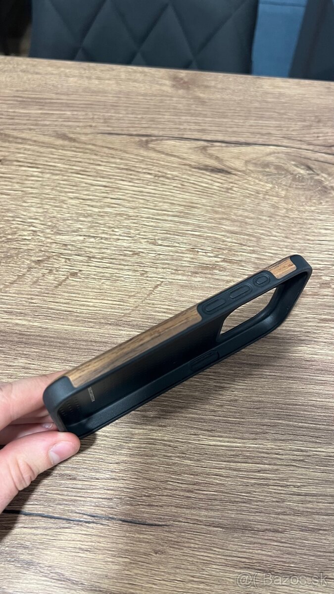 Kryt na iPhone 15 Pro - dřevo tmavý orech Sebastian Sturm - 6
