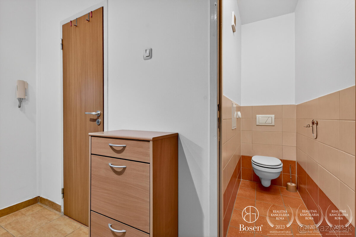 BOSEN | Na predaj zariadená garsónka s loggiou Rovniankova u - 6