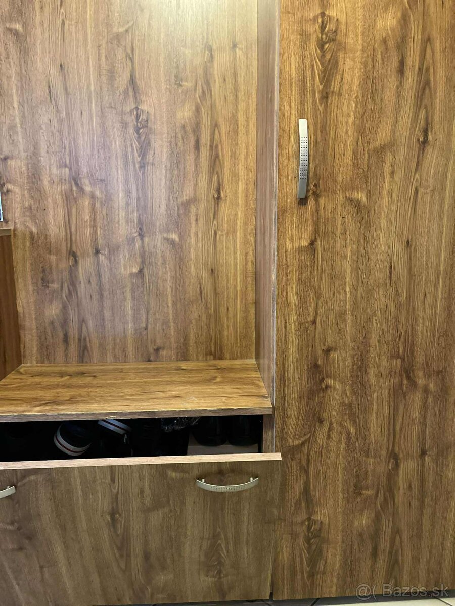 Vešiaková stena - 6