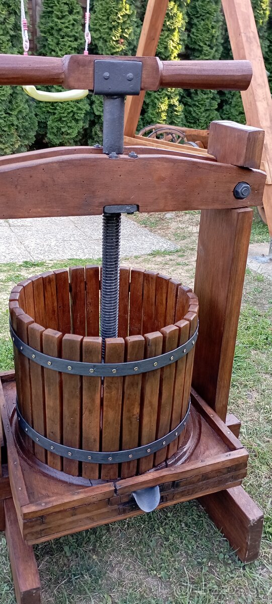 Starý drevený lis na hrozno - 6