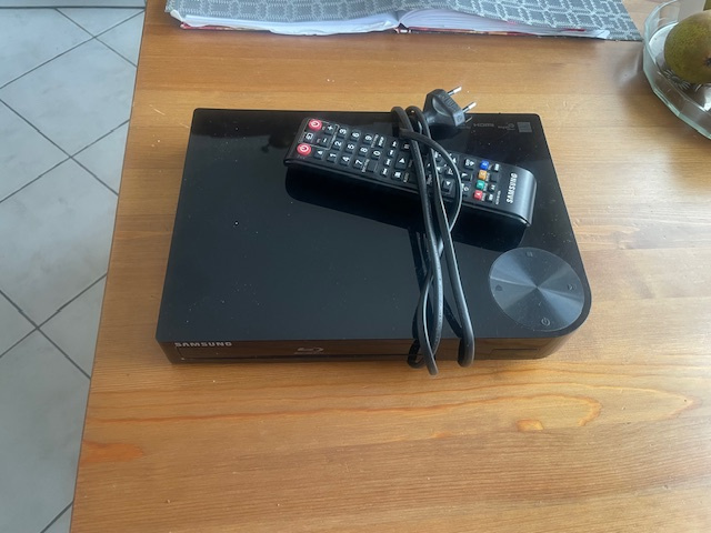 Predám Blu-ray prehrávač Samsung BD - F 5100 - 6