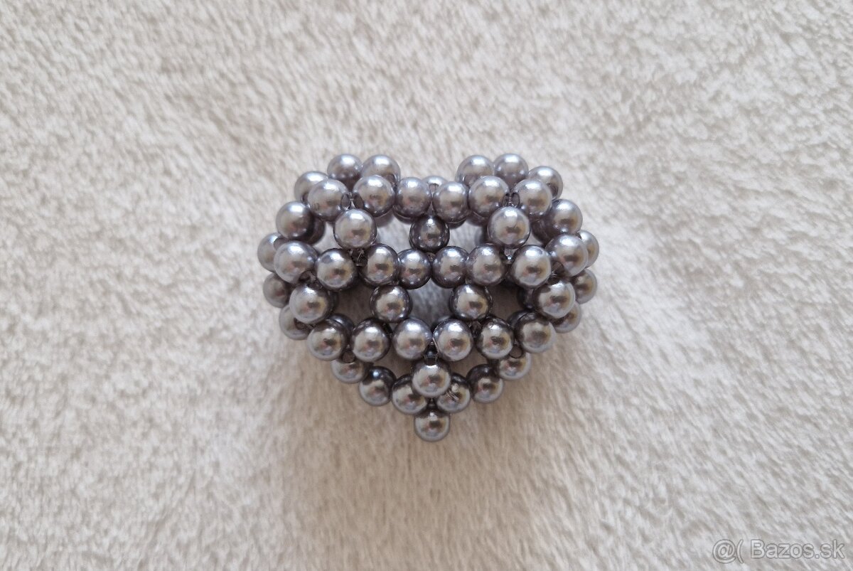 Krásny ručne šitý prívesok: srdce z korálok - 6