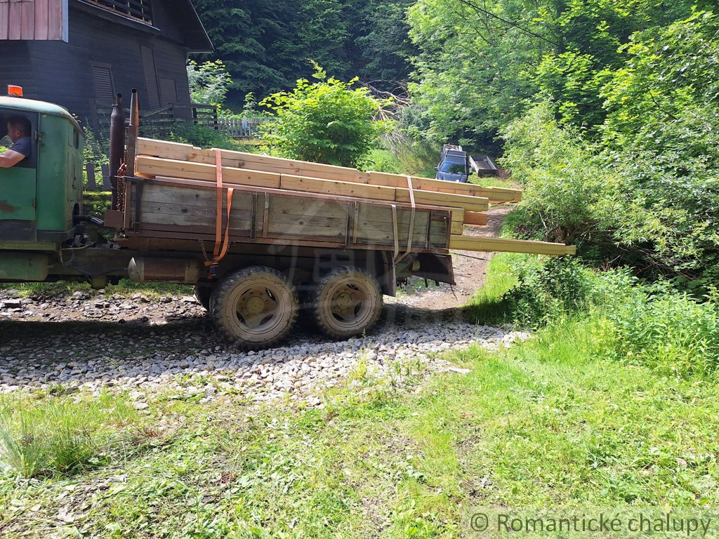 Dve drevenice na jednom pozemku v horách Javorníkov na pre - 6
