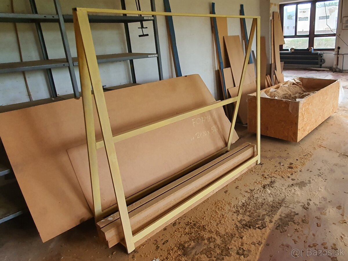 Kovové regály, prenášače, striekacia kabína. - 6