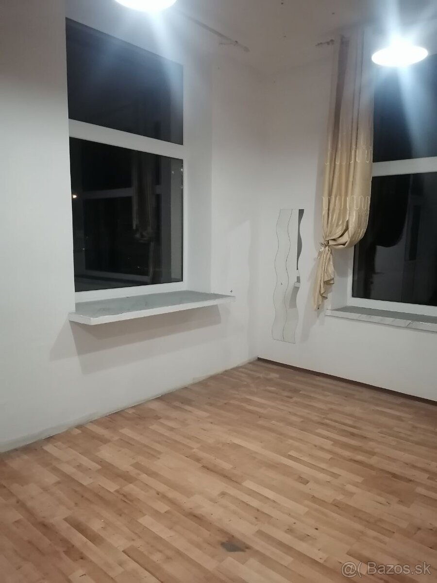 na predaj nebytový komerčný priestor - Handová - 6