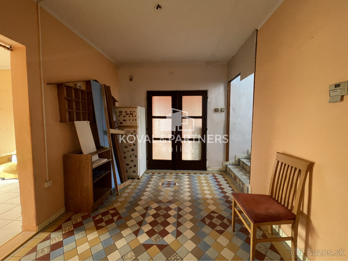 Priestranný poschodový rodinný dom s garážou - Kovarce - 6