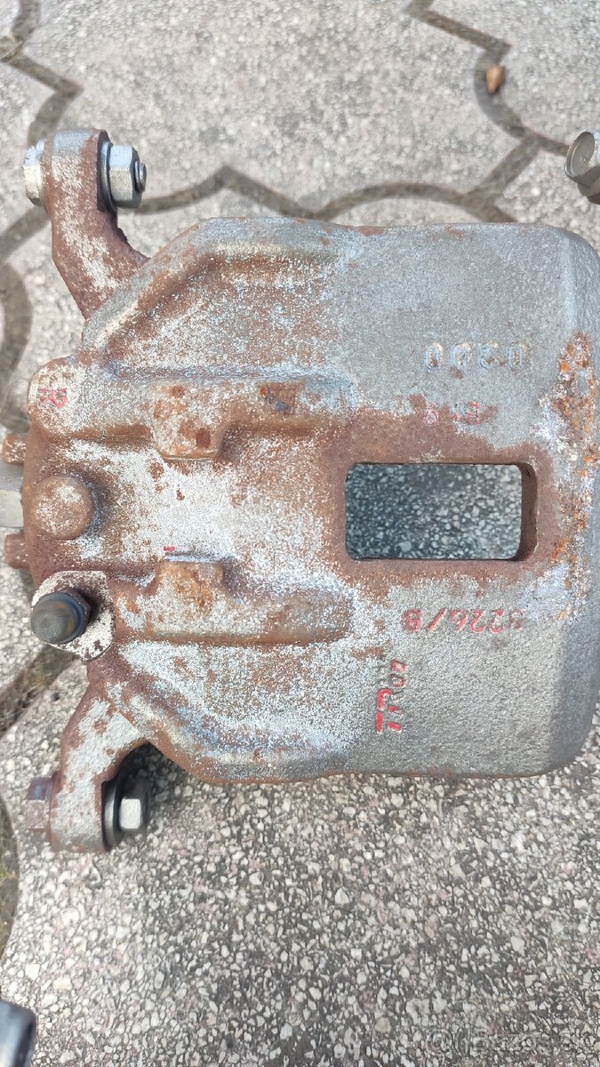 Honda Civic 8g Brzdový strmeň predny - 6