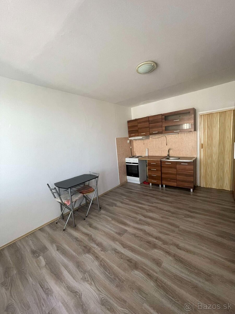 PRENAJMEM garsónku s balkónom v Senici - 6