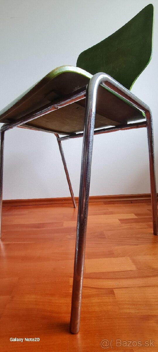 Drevená stolička s chrómovanou konštrukciou
- 6