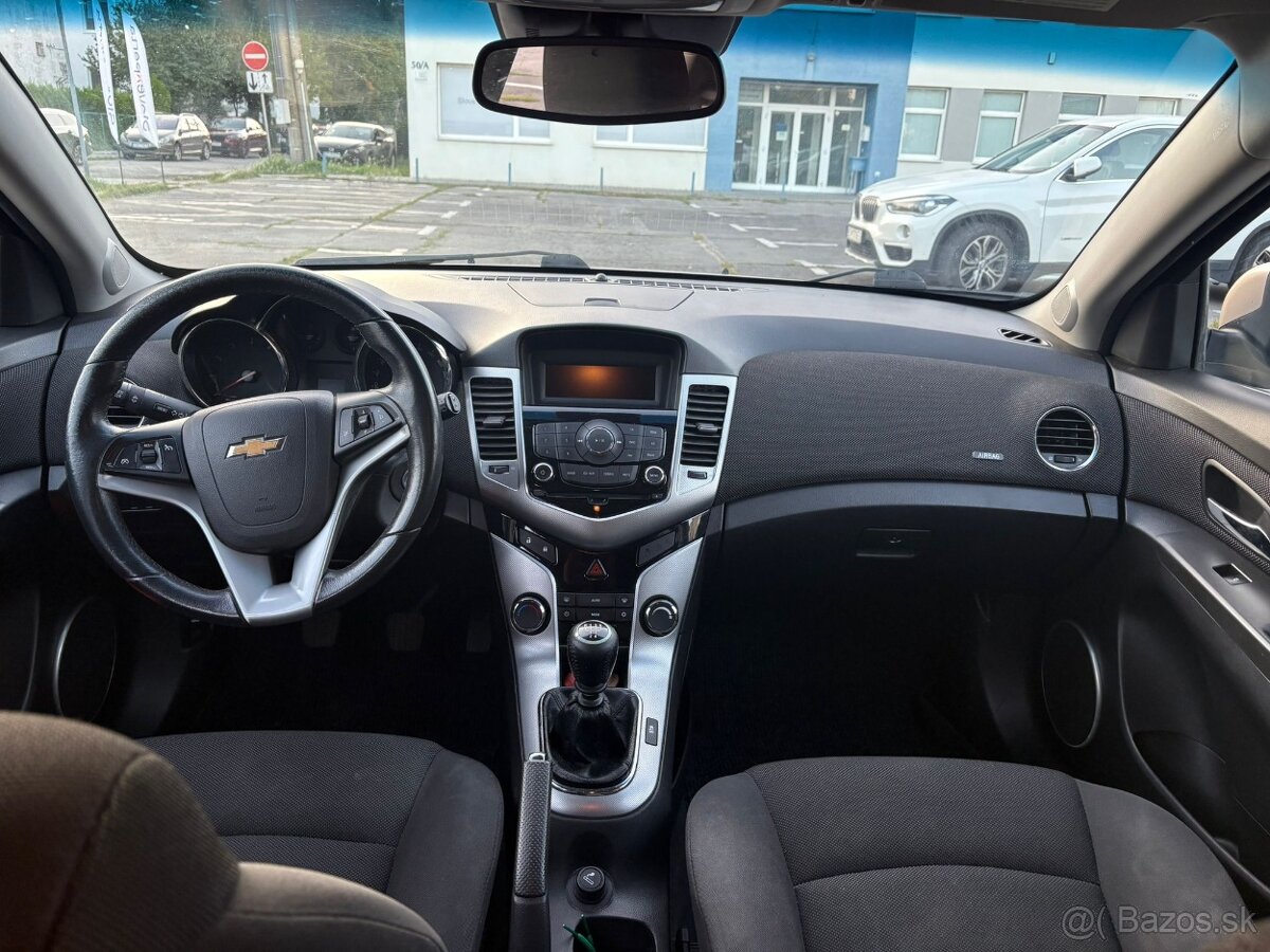 Predám Chevrolet Cruze LT 1.8 i 16V,rok 11/2011 - 6