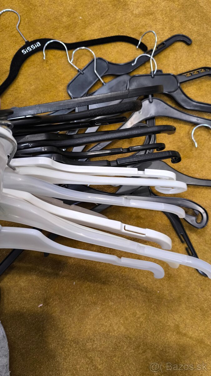 24ks plastových vešiakov mix - 6