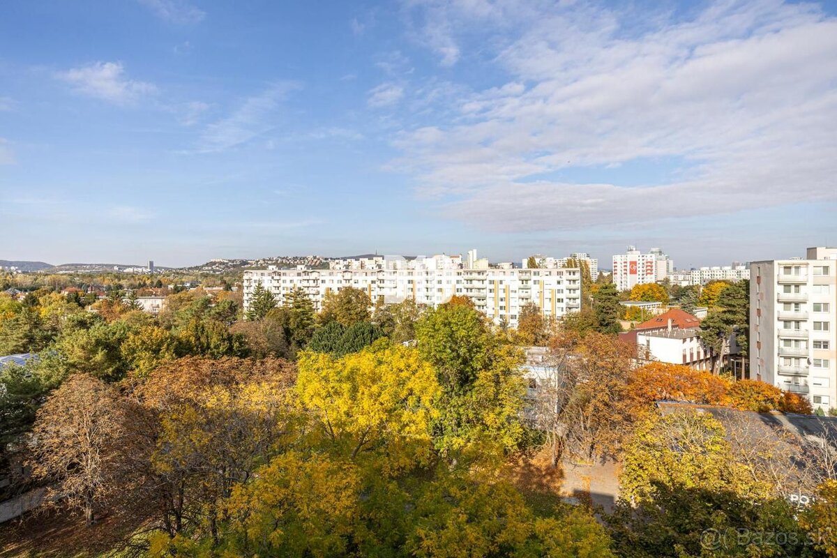 2 IZBOVÝ BYT S VÝHĽADOM NA MESTO NA SEVERE PETRŽALKY - ul. V - 6