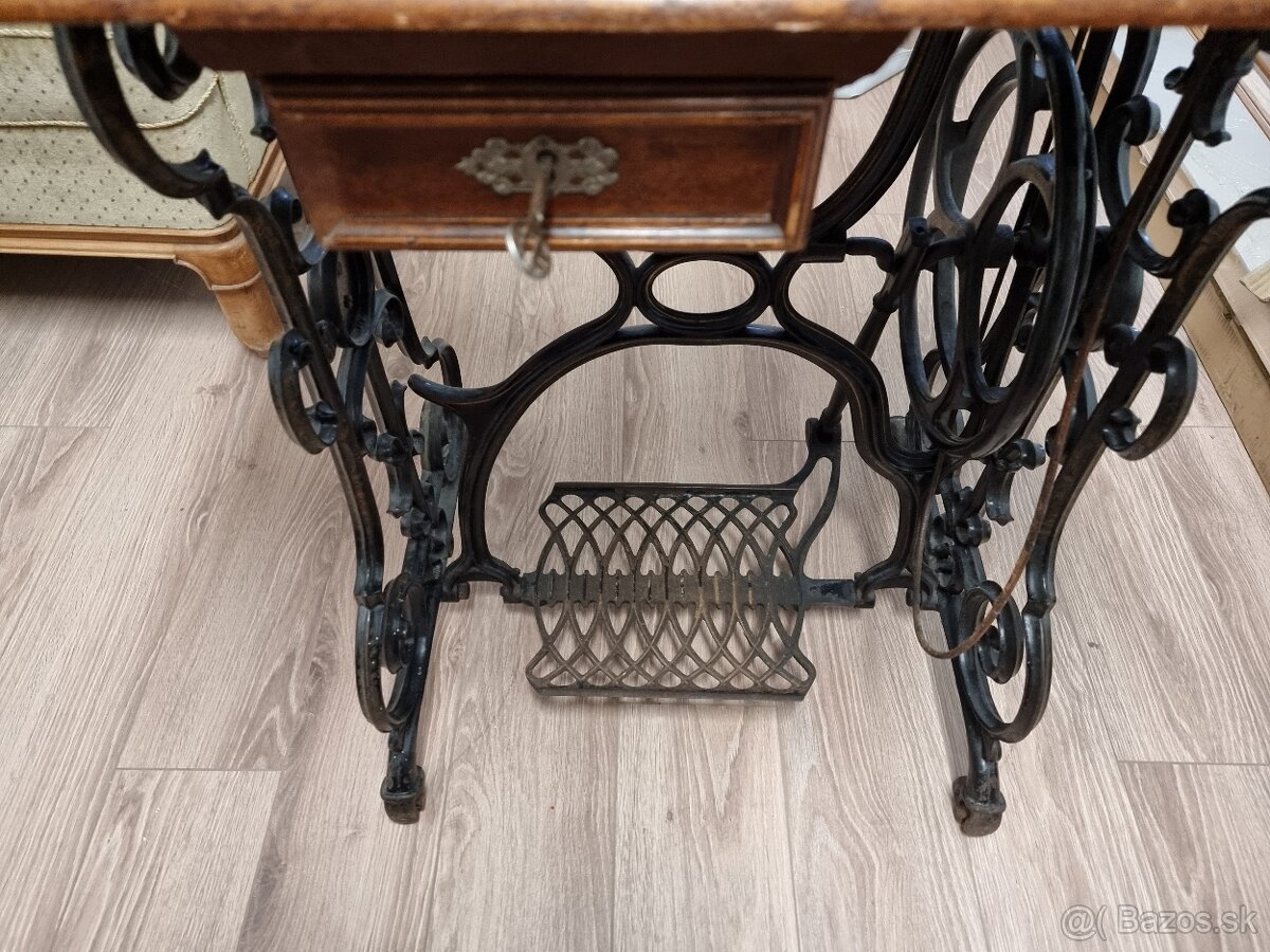 Stary sijaci stroj, singerka - 6